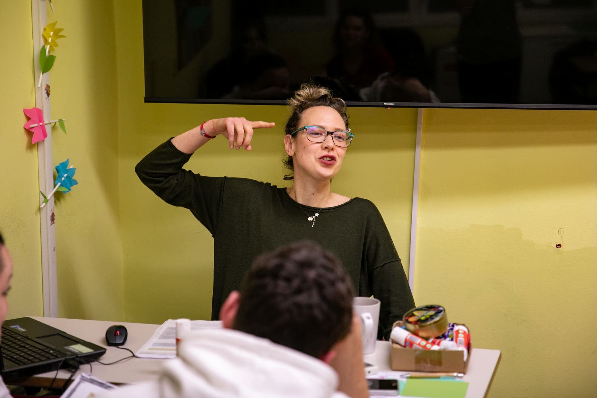 A Jantar teacher explains with a gesture